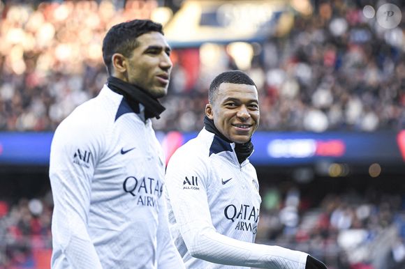 Achraf Hakimi et Kylian Mbappé lors de l'entraînement public de l'équipe de football du Paris Saint-Germain (PSG) le 24 février 2023 au stade du Parc des Princes à Paris, France. Photo par Victor Joly/ABACAPRESS.COM