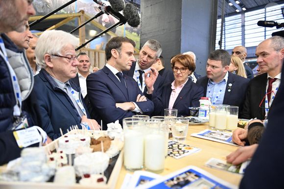Le President de la Republique Emmanuel Macron et la ministre de l'Agriculture et de la Souveraineté alimentaire, Annie Genevard inaugurent le Salon International de l’Agriculture a Paris, le samedi 22 fevrier 2025.
© Jeanne Accorsini / Pool / Bestimage Paris, France.