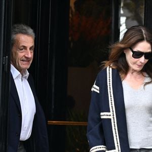 Nicolas Sarkozy et sa femme Carla Bruni - La famille Sarkozy réunie au restaurant du "Four Seasons Hôtel George V" pour l'anniversaire de Giulia Sarkozy (14 ans) à Paris, France, le 19 octobre 2025. Nicolas profite au maximum de ses derniers jours de liberté avant son incarcération à la prison de la Santé mardi 21 octobre. © Bestimage