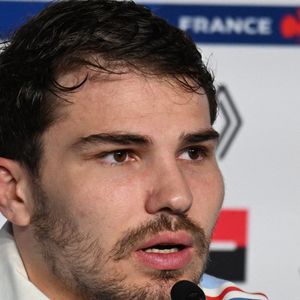 Antoine Dupont assiste à une conférence de presse avant le match du Tournoi des Six Nations entre la France et l'Angleterre au Stade de France à Saint-Denis, France, le 13 mars 2026. Photo par Urman Lionel/ABACAPRESS.COM