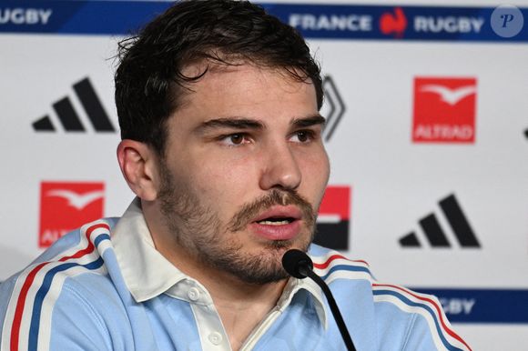 Antoine Dupont assiste à une conférence de presse avant le match du Tournoi des Six Nations entre la France et l'Angleterre au Stade de France à Saint-Denis, France, le 13 mars 2026. Photo par Urman Lionel/ABACAPRESS.COM