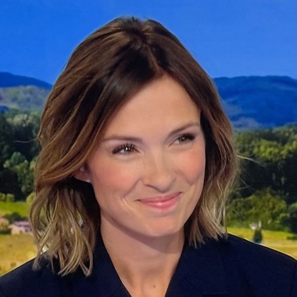Un petit break amplement mérité...

Jacques Legros face à Isabelle Ithurburu présente son dernier JT de 13 heures en sa qualité de joker pendant près de 26 ans sur TF1.  © Agence via Bestimage