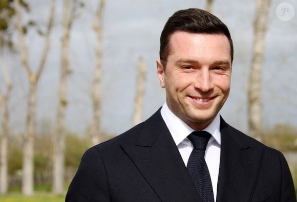 Pourtant, malgré les débats enflammés autour, l'idylle n'avait pas encore été officialisée. Les deux principaux intéressés gardaient, jusqu'ici, le silence.

Jordan Bardella, président du Rassemblement National, a réuni les 55 têtes de liste RN du département à Saint-Léon pour les soutenir en vue des élections municipales à venir.
Le 12 mars 2026.

© Patrick Bernard / Bestimage