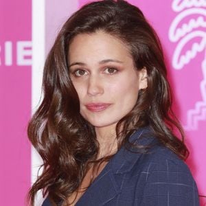 "Pour la première fois depuis que je vis en Bretagne, je vais pouvoir rentrer chez moi le soir, me ressourcer auprès de mes enfants, mon mari, ne pas me trimbaler partout avec ma valise et ne pas passer deux demi-journées par semaine dans les transports… Je me sens chanceuse, je suis reconnaissante envers la production et l'équipe d'avoir permis que ce soit possible !" 

Lucie Lucas pour la série "Cannes Confidential" - 5e saison du festival International des Séries "Canneseries" à Cannes. © Christophe Aubert / Bestimage