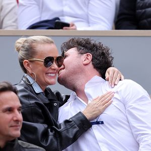Laeticia Hallyday et son compagnon Frédéric Suant très amoureux dans les tribunes lors des Internationaux de France de Tennis de Roland Garros 2025, à Paris, France, le 26 mai 2025. © Jacovides-Moreau/Bestimage