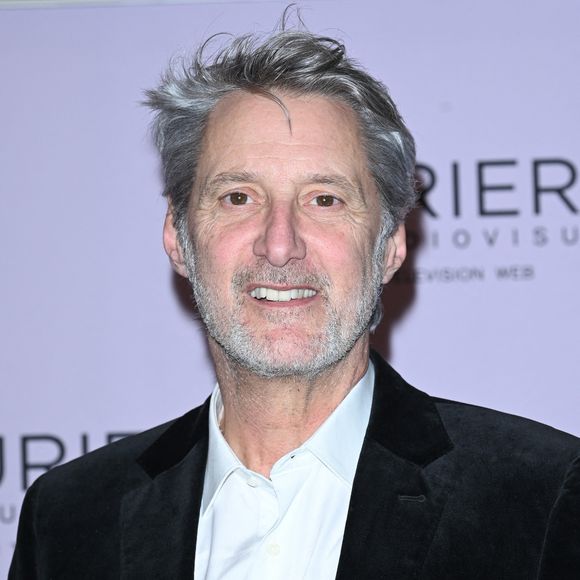 "Personne ne m’a dit quand je devais arriver, on ne me dira pas quand je dois partir", a-t-il notamment déclaré dans les colonnes de Voici

Antoine de Caunes - 28ème cérémonie des Lauriers de l'Audiovisuel au théâtre Marigny à Paris le 20 février 2023. © Coadic Guirec/Bestimage