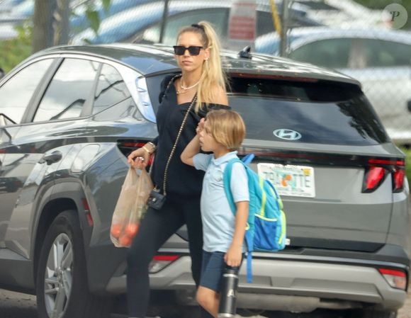 La joueuse de tennis Anna Kournikova a été aperçue à Miami, le ventre déjà légèrement arrondi, en compagnie de son fils Nicholas. @ Backgrid USA / Bestimage