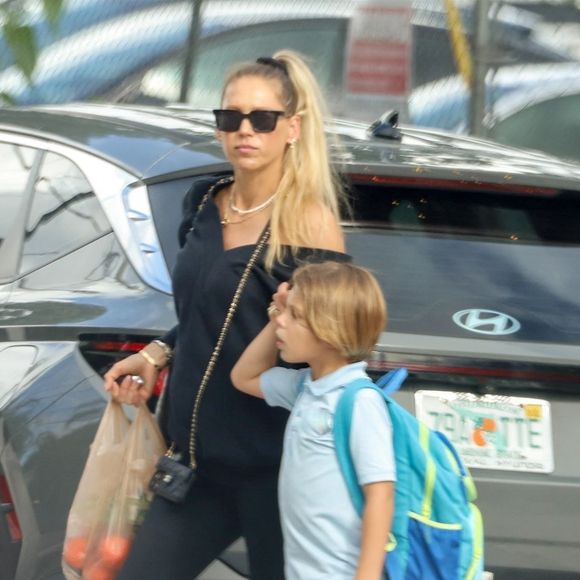 La joueuse de tennis Anna Kournikova a été aperçue à Miami, le ventre déjà légèrement arrondi, en compagnie de son fils Nicholas. @ Backgrid USA / Bestimage
