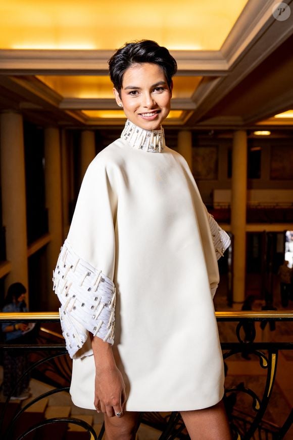 Originaire du Nord et âgée de 22 ans, Eve Gilles s’était distinguée par sa coupe courte et son discours sur l’inclusion et la diversité lors de son élection.

Eve Gilles (Miss France 2024) au défilé Stéphane Rolland Collection Haute Couture Automne/Hiver 2025-2026 lors de la Fashion Week de Paris (PFW) au théâtre des Champs-Élysées, à Paris, France, le 8 juillet 2025. © Pierre Perusseau/Bestimage