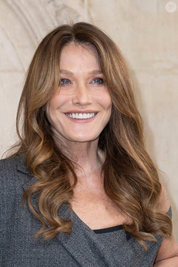 C'est une Carla Bruni très élégante qui est apparue au défilé Dior ce lundi Carla Bruni - est arrivée au défilé Christian Dior au musée Rodin pour la collection Haute Couture Printemps/Eté lors de la Fashion Week de Paris (PFW), France. © Olivier Borde/Bestimage