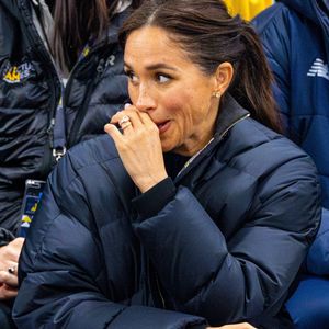 Meghan Markle est une nouvelle fois au centre d'un nouveau scandale.

Le prince Harry, duc de Sussex et Meghan Markle, duchesse de Sussex, assistent à un match de basketball en fauteuil lors des "Invictus Games Vancouver Whistler 2025" à Vancouver.
©Backgrid USA / Bestimage