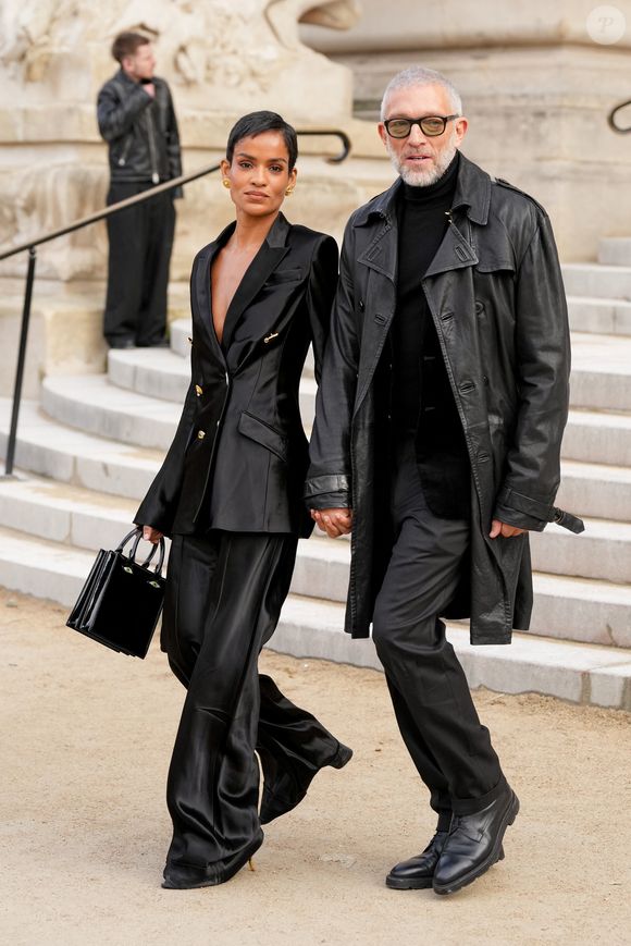 Une publication qui a rapidement fait réagir sa compagne, Narah Baptista, laquelle a commenté avec émotion : "Les amours de ma vie !"

Narah Baptista et Vincent Cassel assistant au défilé Schiaparelli de la semaine de la haute couture printemps/été 2026 le 26 janvier 2026 à Paris, France.
© Lucia Sabatelli / Bestimage
