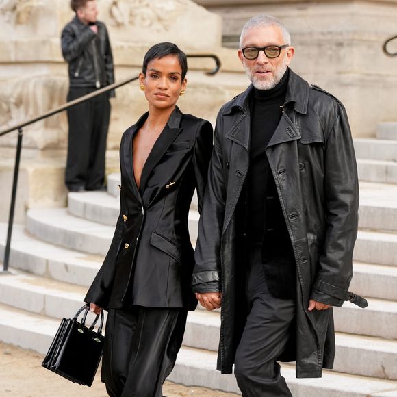 Une publication qui a rapidement fait réagir sa compagne, Narah Baptista, laquelle a commenté avec émotion : "Les amours de ma vie !"

Narah Baptista et Vincent Cassel assistant au défilé Schiaparelli de la semaine de la haute couture printemps/été 2026 le 26 janvier 2026 à Paris, France.
© Lucia Sabatelli / Bestimage