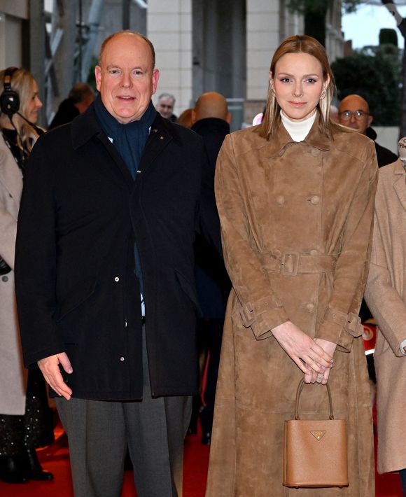 Le prince Albert II de Monaco et la princesse Charlène de Monaco - Le prince de Monaco, la princesse de Monaco, la princesse Stéphanie et sa fille C.Gottlieb assistent au spectacle Monaco sous les Etoiles, sous le chapiteau de Fontvieille à Monaco, le 22 décembre 2025. 
© Bruno Bebert / Bestimage