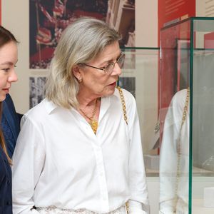 Visite de l’exposition « Le mariage du siècle » par S.A.S. le prince Albert II de Monaco, S.A.R. La princesse Caroline de Hanovre, S.A.S. la princesse Alexandra de Hanovre et les commissaires Thomas Fouilleron et Vincent Vatrican au Palais princier de Monaco, le 17 juin 2026. © Jean-Charles Vinaj/Pool Monaco/Bestimage
