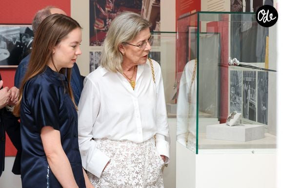 Visite de l’exposition « Le mariage du siècle » par S.A.S. le prince Albert II de Monaco, S.A.R. La princesse Caroline de Hanovre, S.A.S. la princesse Alexandra de Hanovre et les commissaires Thomas Fouilleron et Vincent Vatrican au Palais princier de Monaco, le 17 juin 2026. © Jean-Charles Vinaj/Pool Monaco/Bestimage
