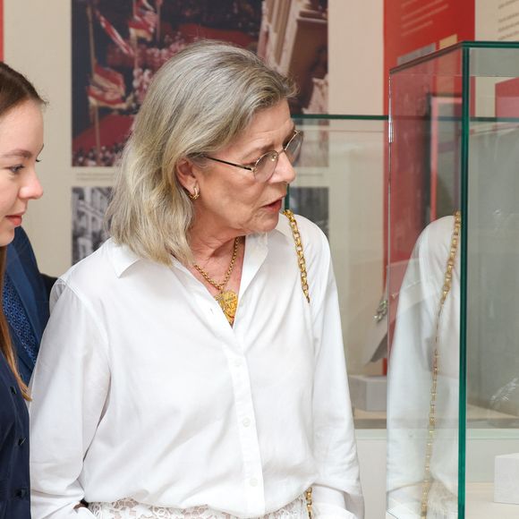 Visite de l’exposition « Le mariage du siècle » par S.A.S. le prince Albert II de Monaco, S.A.R. La princesse Caroline de Hanovre, S.A.S. la princesse Alexandra de Hanovre et les commissaires Thomas Fouilleron et Vincent Vatrican au Palais princier de Monaco, le 17 juin 2026. © Jean-Charles Vinaj/Pool Monaco/Bestimage