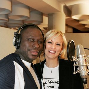 EXCLUSIF. L'ancienne Miss France Elodie Gossuin et l'acteur français Mouss Diouf assistent à l'enregistrement du single pour les victimes d'Asie 'Quand la Terre est en Colère' au Studio Plus XXX au profit de la fondation Care. Paris, France, le 18 janvier 2005. Photos de Laurent Zabulon-Giancarlo Gorassini/ABACA.