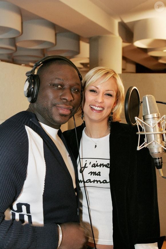 EXCLUSIF. L'ancienne Miss France Elodie Gossuin et l'acteur français Mouss Diouf assistent à l'enregistrement du single pour les victimes d'Asie 'Quand la Terre est en Colère' au Studio Plus XXX au profit de la fondation Care. Paris, France, le 18 janvier 2005. Photos de Laurent Zabulon-Giancarlo Gorassini/ABACA.