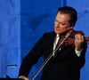 Le musicien, de 10 ans son cadet, est un virtuose du violon...

Exclusif - Renaud Capuçon - Emission "Le concert pour la paix" sur les Champs-Elysées à Paris, retransmis en direct sur France 2, le 8 mai 2025. © Pierre Perusseau / Bestimage