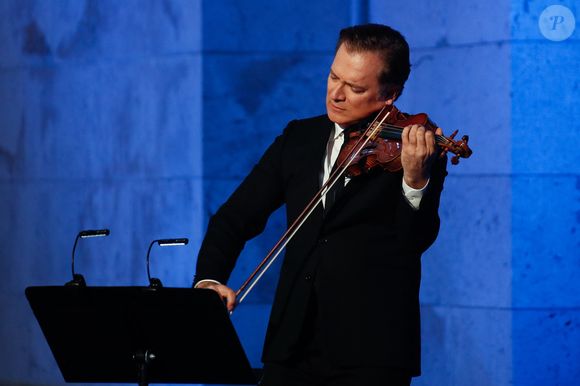 Le musicien, de 10 ans son cadet, est un virtuose du violon...

Exclusif - Renaud Capuçon - Emission "Le concert pour la paix" sur les Champs-Elysées à Paris, retransmis en direct sur France 2, le 8 mai 2025. © Pierre Perusseau / Bestimage
