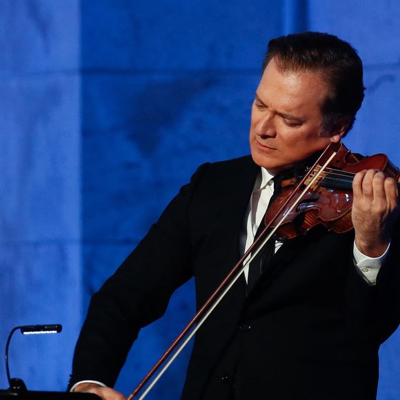 Le musicien, de 10 ans son cadet, est un virtuose du violon...

Exclusif - Renaud Capuçon - Emission "Le concert pour la paix" sur les Champs-Elysées à Paris, retransmis en direct sur France 2, le 8 mai 2025. © Pierre Perusseau / Bestimage