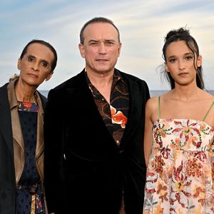 Il s’agit de leur première interview ensemble.

Vincent Perez avec sa femme Karine Silla et leur fille Tess - Photocall du film "Un jeu dangereux" lors de la 8ème édition du Festival Cinéroman à Nice le 29 Septembre 2026. © Jacovides-Bebert/Bestimage