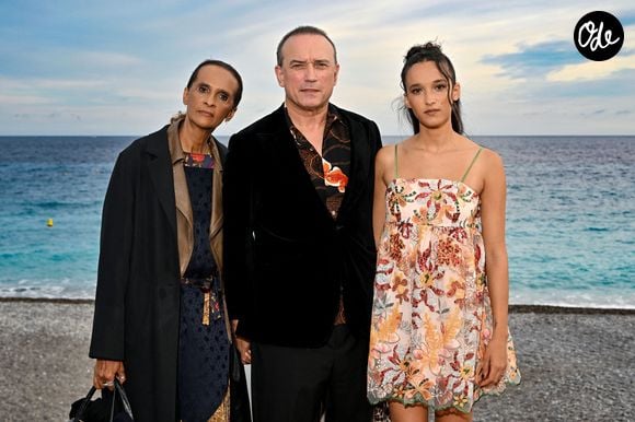 Il s’agit de leur première interview ensemble.

Vincent Perez avec sa femme Karine Silla et leur fille Tess - Photocall du film "Un jeu dangereux" lors de la 8ème édition du Festival Cinéroman à Nice le 29 Septembre 2026. © Jacovides-Bebert/Bestimage