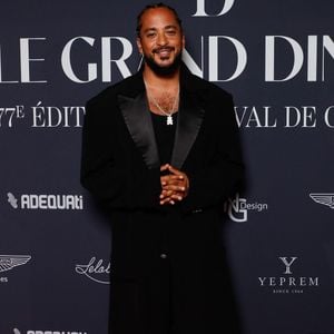 Le chanteur protège son visage des regards publics.

Slimane - Photocall de la soirée de gala "le Grand Dîner" au Palais Bulles à Théoule-sur-mer lors du 77ème Festival International du Film de Cannes le 18 mai 2024. © Christophe Clovis / Bestimage