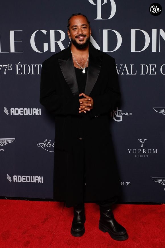 Le chanteur protège son visage des regards publics.

Slimane - Photocall de la soirée de gala "le Grand Dîner" au Palais Bulles à Théoule-sur-mer lors du 77ème Festival International du Film de Cannes le 18 mai 2024. © Christophe Clovis / Bestimage