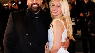 Kim Higelin angélique au bras d'Artus chic en noir, nouvelle apparition remarquée du duo à Cannes