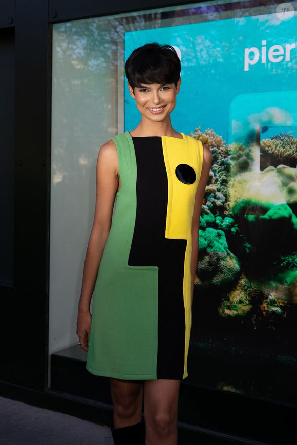 Miss France 2024 attire tous les regards avec sa coupe courte et son costume national inspiré de Jeanne d’Arc, symbole de paix et d’engagement.

Eve Gilles au défilé «Pierre Cardin» Collection Prêt-à-Porter Printemps-Été 2026 lors de la Fashion Week de Paris (PFW), le 7 Octobre 2025.
 
© Jeremy Melloul / Bestimage