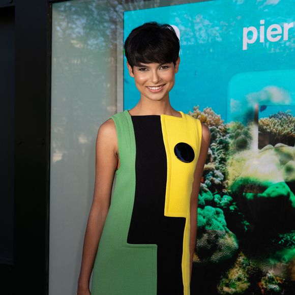 Miss France 2024 attire tous les regards avec sa coupe courte et son costume national inspiré de Jeanne d’Arc, symbole de paix et d’engagement.

Eve Gilles au défilé «Pierre Cardin» Collection Prêt-à-Porter Printemps-Été 2026 lors de la Fashion Week de Paris (PFW), le 7 Octobre 2025.
 
© Jeremy Melloul / Bestimage