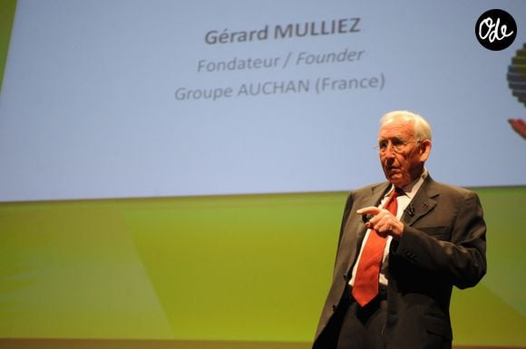 Ce n'est que durant ses études supérieures qu'elle a réalisé l'ampleur de cet empire commercial en découvrant la réalité des chiffres. 

Le fondateur du groupe d'hypermarchés Auchan, Gérard Mulliez, fait un geste alors qu'il prononce un discours lors d'une conférence sur "Comment une bonne utilisation de l'argent peut favoriser le progrès économique et social" au Forum économique mondial de Lille, Nord de la France, 19 Novembre 2009. Photo par Farid