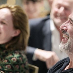 Semi-exclusif - Jean Dujardin et son épouse Nathalie Péchalat (nouvelle présidente de l'association « Premiers de Cordée ») - Dîner de charité Breitling à la Samaritaine pour l’association « Premiers de Cordée » à Paris le 4 avril 2024. © Rachid Bellak/Bestimage