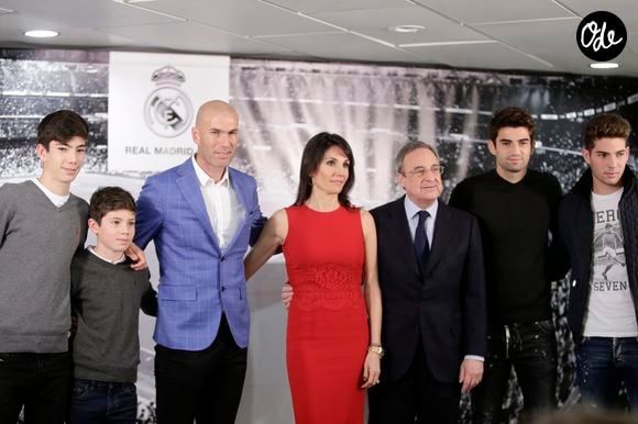 Depuis plus de trente-cinq ans, l'ancien numéro 10 des Bleus peut aussi compter sur le soutien sans faille de son épouse Véronique.


Zinédine Zidane avec sa femme Véronique et ses quatre enfants Enzo, Luca, Elyaz et Théo, Florentino Perez - Zinédine Zidane devient l'entraineur du Real de Madrid et remplace ainsi Rafael Benítez à Madrid en Espagne le 4 janvier 2015. GTRES / BESTIMAGE