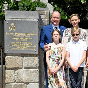 Le prince Albert II de Monaco, la princesse Charlène de Monaco, le prince Jacques de Monaco, marquis des Baux, et la princesse Gabriella de Monaco, comtesse de Carladès, ont été accueillis à Vic-sur-Cère, dans le Cantal, en France, le 9 juillet 2025. © Bruno Bebert/Bestimage