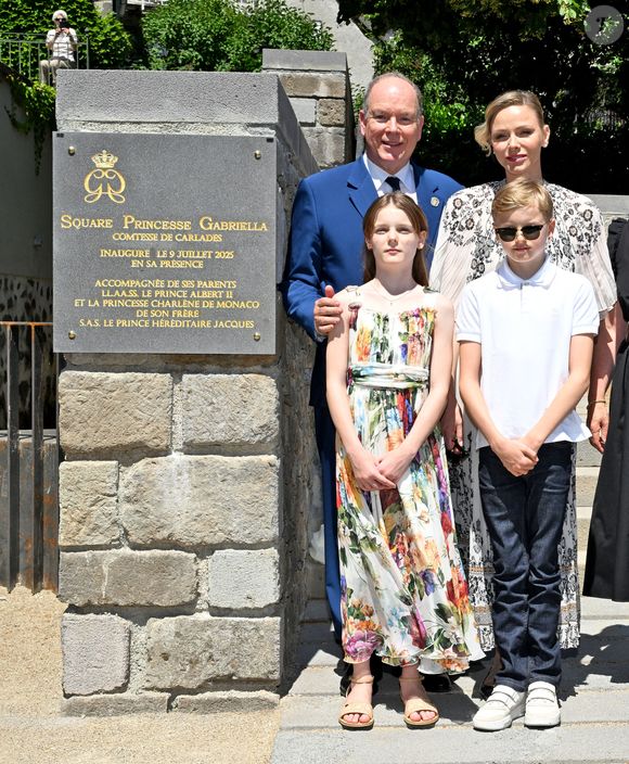 Le prince Albert II de Monaco, la princesse Charlène de Monaco, le prince Jacques de Monaco, marquis des Baux, et la princesse Gabriella de Monaco, comtesse de Carladès, ont été accueillis à Vic-sur-Cère, dans le Cantal, en France, le 9 juillet 2025. © Bruno Bebert/Bestimage