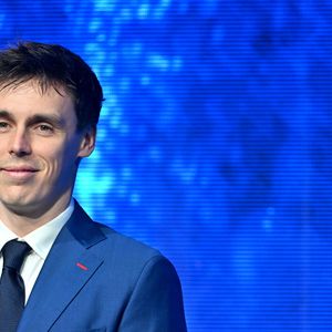 Il explique vivre ce statut sans pression malgré les obligations familiales.

Louis Ducruet, le président des Barbagiuans remet le prix du Best Docu-Series durant la cérémonie des Sportel Awards 2025 au Grimaldi Forum à Monaco, le 20 octobre 2025. © Bruno Bebert/Bestimage