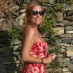 Léa Salamé profite de vacances bien méritées avant son arrivée au journal télévisé de la deuxième chaîne.

Léa Salamé en vacances en Corse avec famille et amis.