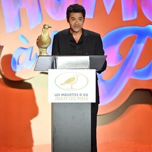 Exclusif - Jamel Debbouze durant l'enregistrement de la première soirée de "L'humour à la plage" pour la 3ème édition du festival de Juan les Pins à la pinède Gould le 26 juin 2026. C'est l'humoriste français Kev Adams qui a initié et mis en scène ce festival dans la ville de ses grand-parents où il a passé ses vacances quand il était plus jeune. Après le succès des éditions précédentes, TF1 et Kev Adams donnent rendez-vous au public pour des soirée d’humour inédite et festive. Cette année, deux soirées spectacle ont été programmées avant l'enregistrement des deux shows télévisiés. C'est Nino Arial, avec son one man "Pas Comme Eux" qui a ouvert le Festival suivi, suivi le lendemain par Fabrice Eboué et son spectacle "Solitudes". Tourné face à la mer, dans l’écrin magique de la pinède Gould à Juan-les-Pins, « L’Humour à la Plage » revient pour une 3e édition encore plus ambitieuse : un grand show à ciel ouvert, pour rire ensemble et démarrer l’été en beauté. Une carte postale en guise de scène avec une ambiance unique. Imaginé comme une véritable fête de l’humour à ciel ouvert, sous les pins, les pieds dans le sable et la tête dans les étoiles, « L’Humour à la Plage » rassemble le temps d’un soir les plus grands noms de l’humour avec des duos inédits, des sketchs exclusifs, des impros, des happenings, des surprises… et une énergie communicative portée par un public survolté. Une programmation exceptionnelle qui donne le sourire. Diffusée le 27 août sur TF1. © Bebert-Tribeca/Bestimage