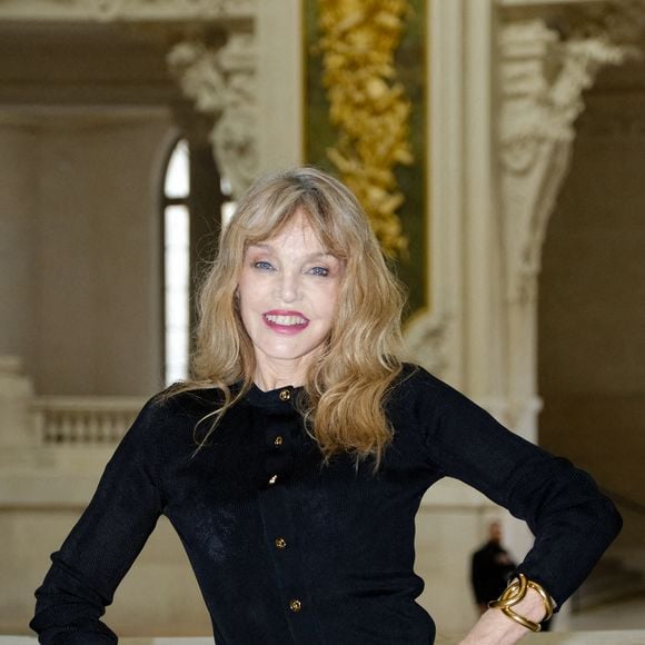 Arielle Dombasle au premier défilé Chanel "Collection Haute Couture Automne/Hiver 2026-2027" lors de la Fashion Week de Paris, le 7 juillet 2026

© Pauline Mourey / Bestimage