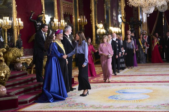 La reine Letizia a opté pour une magnifique robe bleu saphir.

Le roi Felipe VI d'Espagne et la reine Letizia lors de la cérémonie d'accueil du sultan d'Oman Haïtham ben Tariq à Madrid le 4 novembre 2025. Photo par Cordon / Bestimage