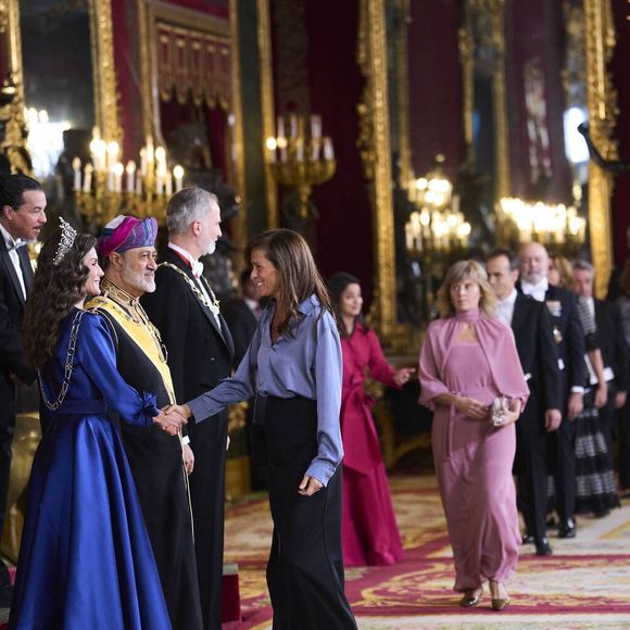 La reine Letizia a opté pour une magnifique robe bleu saphir.

Le roi Felipe VI d'Espagne et la reine Letizia lors de la cérémonie d'accueil du sultan d'Oman Haïtham ben Tariq à Madrid le 4 novembre 2025. Photo par Cordon / Bestimage