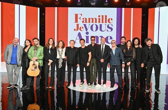 Exclusif - Louis Chedid, ses enfants Anna Chedid, Joseph Chedid, Elsa Leeb, Beatrice Leeb, Michel Drucker, David Hallyday, Manu Lanvin, Michel Leeb, Gerard Lanvin, Tom Leebn Fanny Leeb et Olivier de Benoist lors du backstage de l'enregistrement de l'émission "Famille je vous aime" présentée par M. Drucker et qui sera diffusée le 13 juin 2025 sur France 3, aux Studios rive gauche à Paris, France, le 15 avril 2025. © Clovis-Gaffiot/Bestimage
Tout au long de sa carrière, Michel Drucker a interviewé les parents de ses invités pour comprendre leur parcours. Il a tissé des liens avec chacune de leur famille. Voilà comment est née l'idée de " Famille je vous aime ".

Cette émission diffusée en prime time sur France 3, entre la Fête des Mères et la Fête des Pères, a pour thème principal la transmission.

La famille a toujours inspiré les artistes que ce soit en chanson ou en humour. Gad Elmaleh, le parrain de cette première émission sera accompagné de Régine et David, ses parents. Il y aura également Dany Brillant, Anne Roumanoff, Roman Doduick et leur maman, Michèle Bernier, Laurent Voulzy, Gérard Lanvin, Louis Chedid, Michel et Beatrice Leeb et leurs enfants, mais aussi David Hallyday et Olivier de Benoist dont les récents spectacles abordent ce sujet.

Entre émotion et fous rires, nous n'avons pas fini d'aimer ces drôles de Familles !