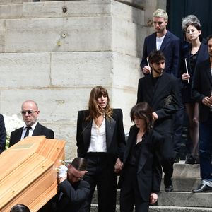 Jane Birkin a elle aussi été enterrée au cimetière de Montparnasse 

Lou Doillon, Charlotte Gainsbourg, Marlowe (fils de Lou Doillon), Ben Attal, Alice Attal, Roman de Kermadec (fils de Kate Barry) - Sorties des obsèques de Jane Birkin en l'église Saint-Roch à Paris. Le 24 juillet 2023
© Jacovides-KD Niko / Bestimage