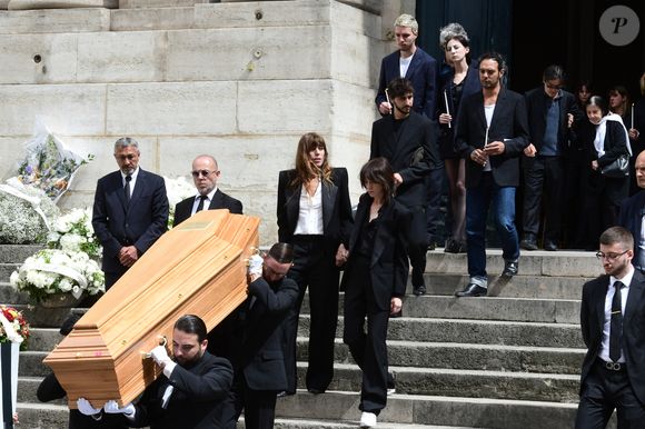 Jane Birkin a elle aussi été enterrée au cimetière de Montparnasse 

Lou Doillon, Charlotte Gainsbourg, Marlowe (fils de Lou Doillon), Ben Attal, Alice Attal, Roman de Kermadec (fils de Kate Barry) - Sorties des obsèques de Jane Birkin en l'église Saint-Roch à Paris. Le 24 juillet 2023
© Jacovides-KD Niko / Bestimage