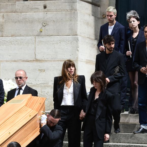 Jane Birkin a elle aussi été enterrée au cimetière de Montparnasse 

Lou Doillon, Charlotte Gainsbourg, Marlowe (fils de Lou Doillon), Ben Attal, Alice Attal, Roman de Kermadec (fils de Kate Barry) - Sorties des obsèques de Jane Birkin en l'église Saint-Roch à Paris. Le 24 juillet 2023
© Jacovides-KD Niko / Bestimage