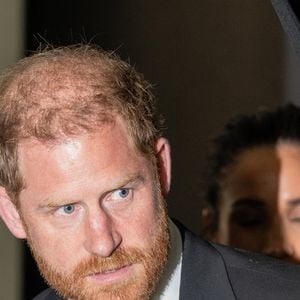 le fils de Lady Diana, qui portait un jean et un t-shirt sobre et avait donc décidé de ne pas se déguiser.

Le prince Harry, duc de Sussex et Meghan Markle, duchesse de Sussex, lors du 3ème gala annuel du projet "Healthy Minds" aux Spring Studios à New York, le 9 octobre 2025.  @Backgrid USA/ Bestimage