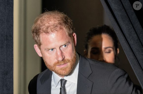 le fils de Lady Diana, qui portait un jean et un t-shirt sobre et avait donc décidé de ne pas se déguiser.

Le prince Harry, duc de Sussex et Meghan Markle, duchesse de Sussex, lors du 3ème gala annuel du projet "Healthy Minds" aux Spring Studios à New York, le 9 octobre 2025.  @Backgrid USA/ Bestimage